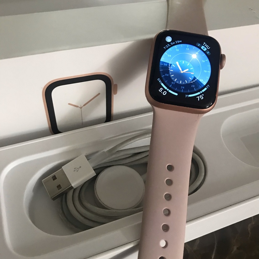 Apple Watch 4 40mm GPS has Apple care plus+ on it